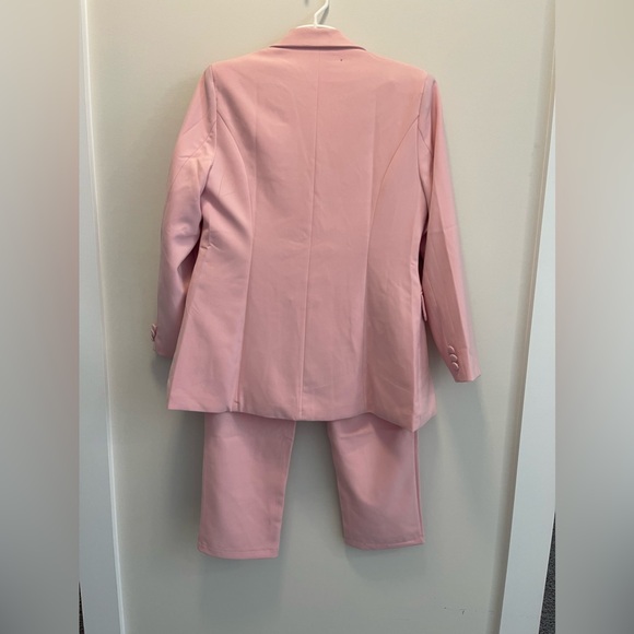 Stylish Pink Blazer & Pant Suit Set - Size 8 💼
	•	Condition: worn once - Picture 2 of 5